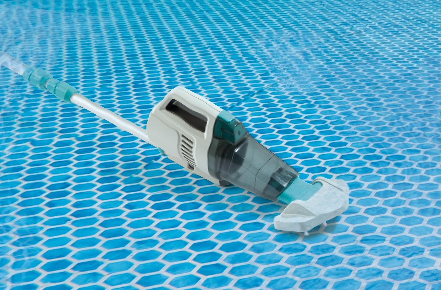 Poolsauger unter Wasser