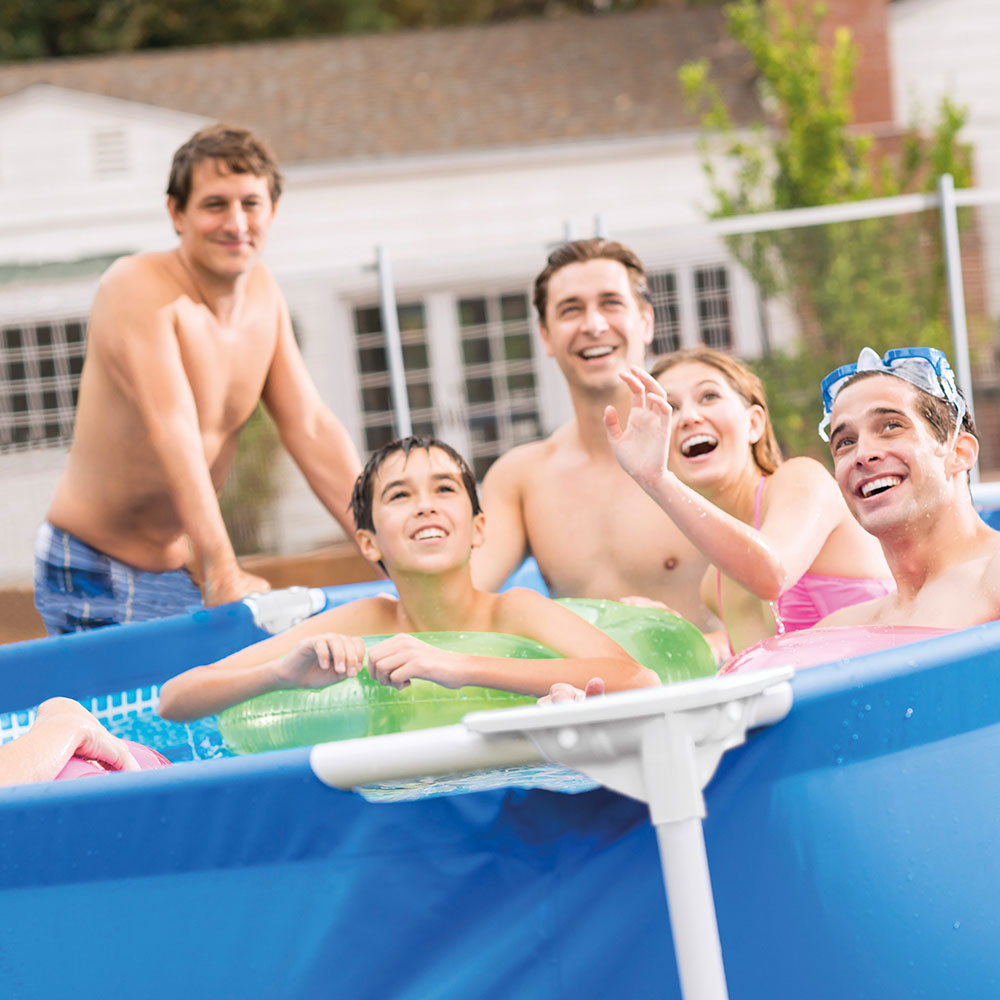 28271NP-Familie im Pool