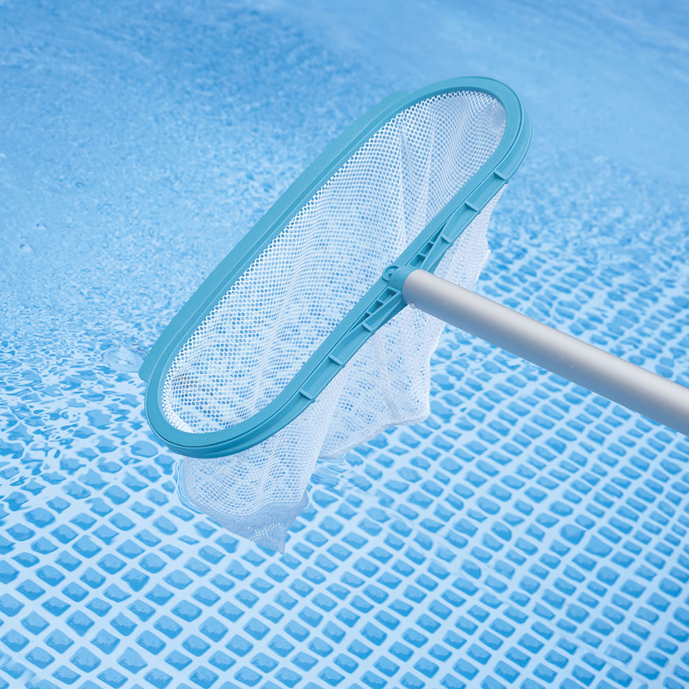 Pool-Rechen zum Entfernen von Blättern