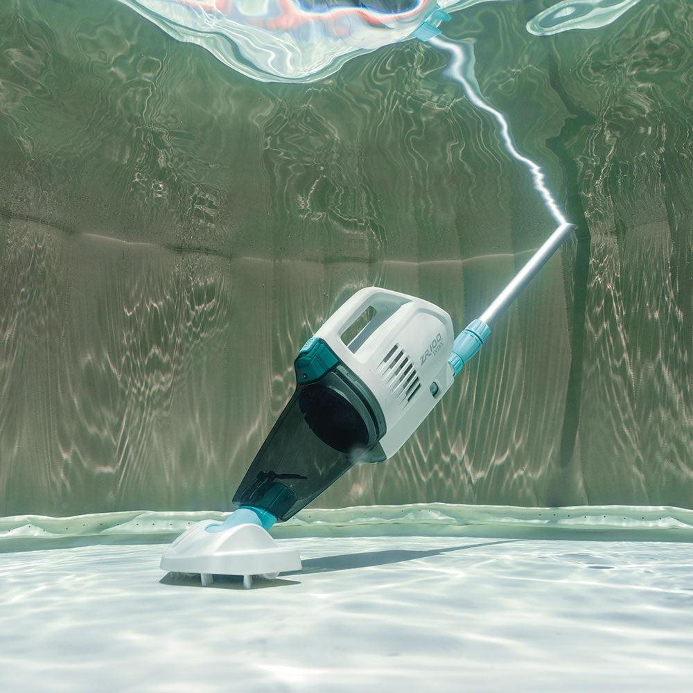 blau-weißer Akku-Poolreiniger
