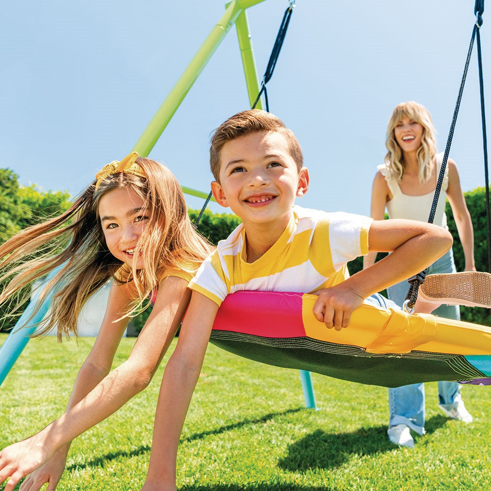 Spielgerät mit Nestschaukel
