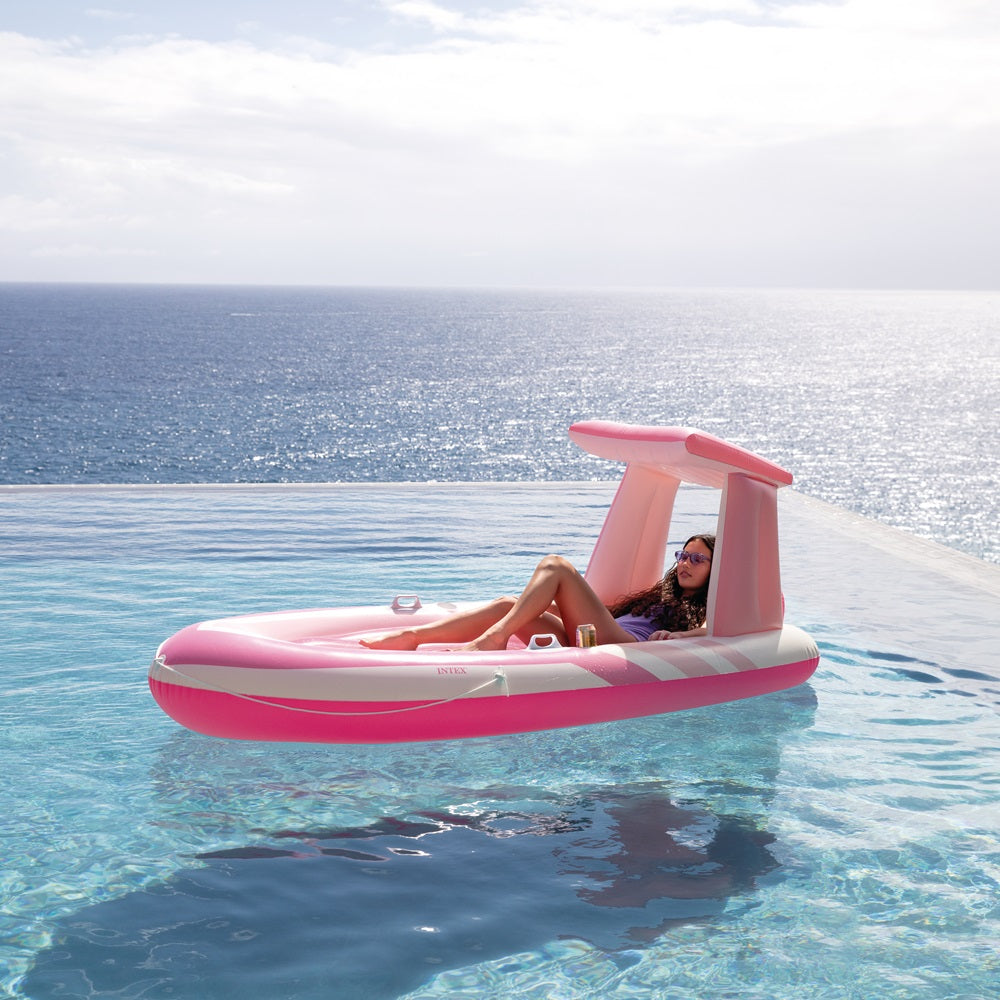 Pinkes Boot auf dem Wasser