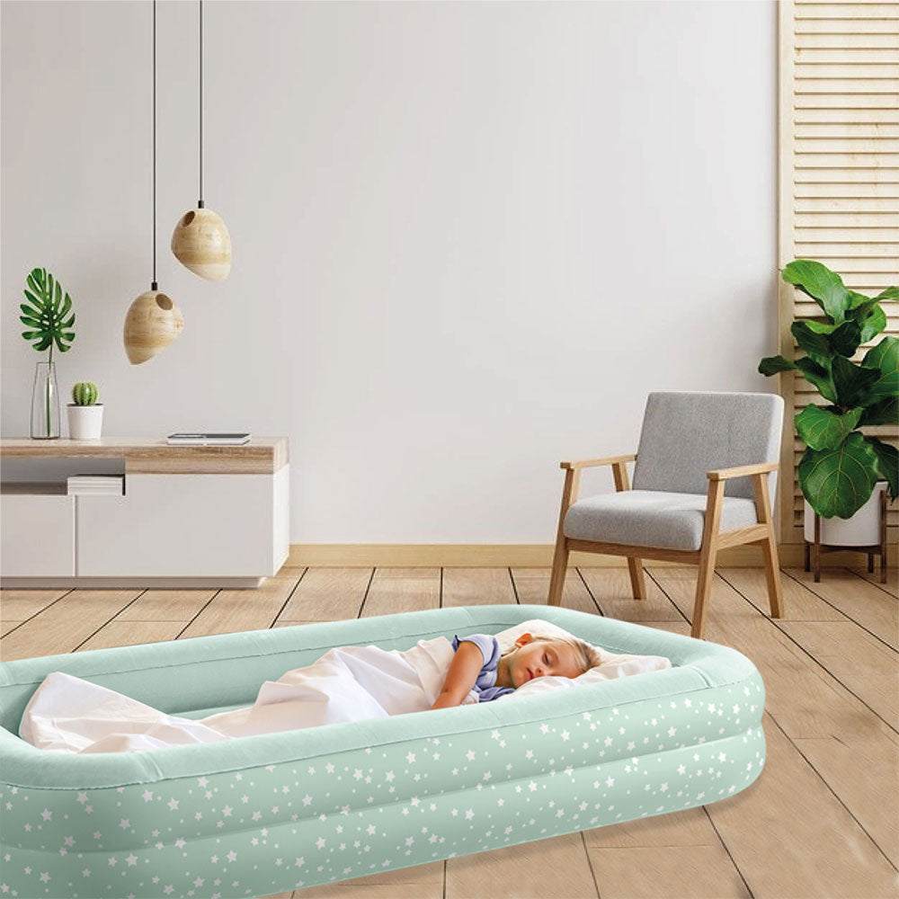 Kinderluftbett grün, Innenmaß 71x132x10cm, mit Handpumpe