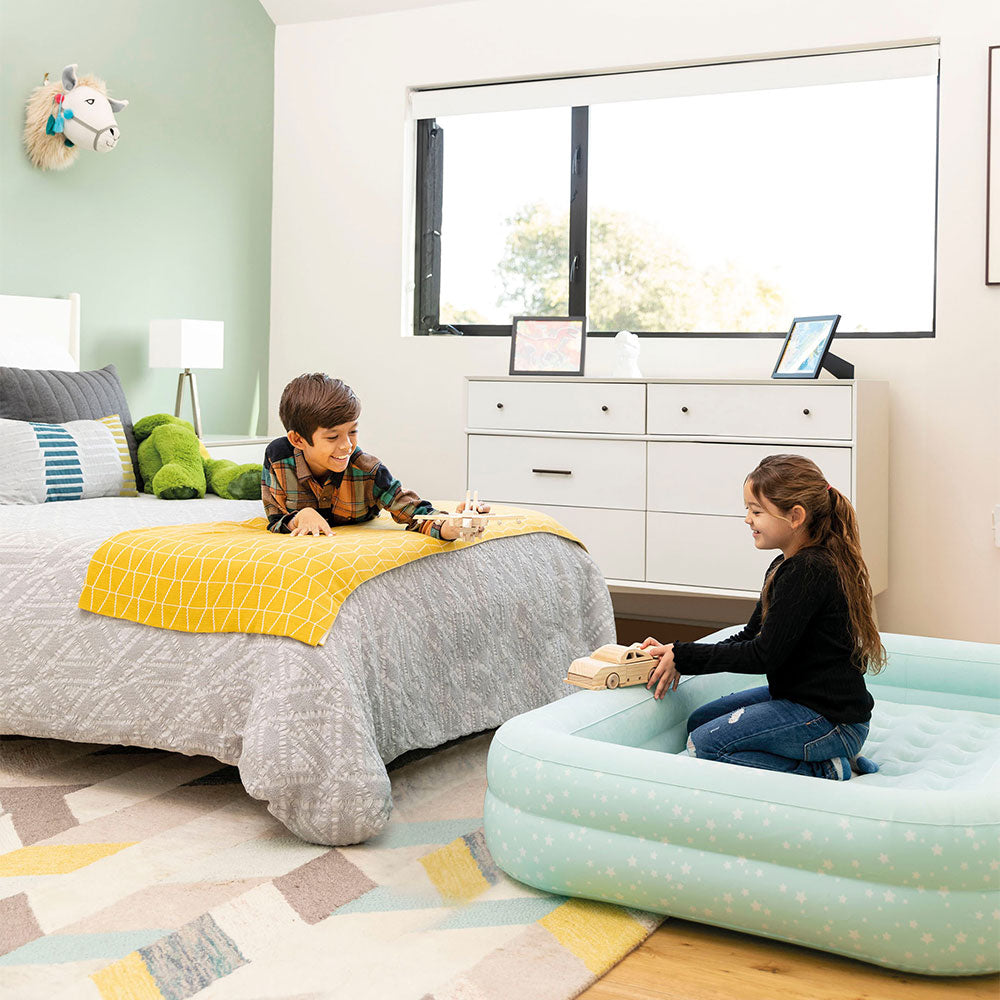 Kinderluftbett grün, Innenmaß 71x132x10cm, mit Handpumpe